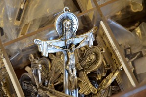 Croix dans une boutique de souvenirs