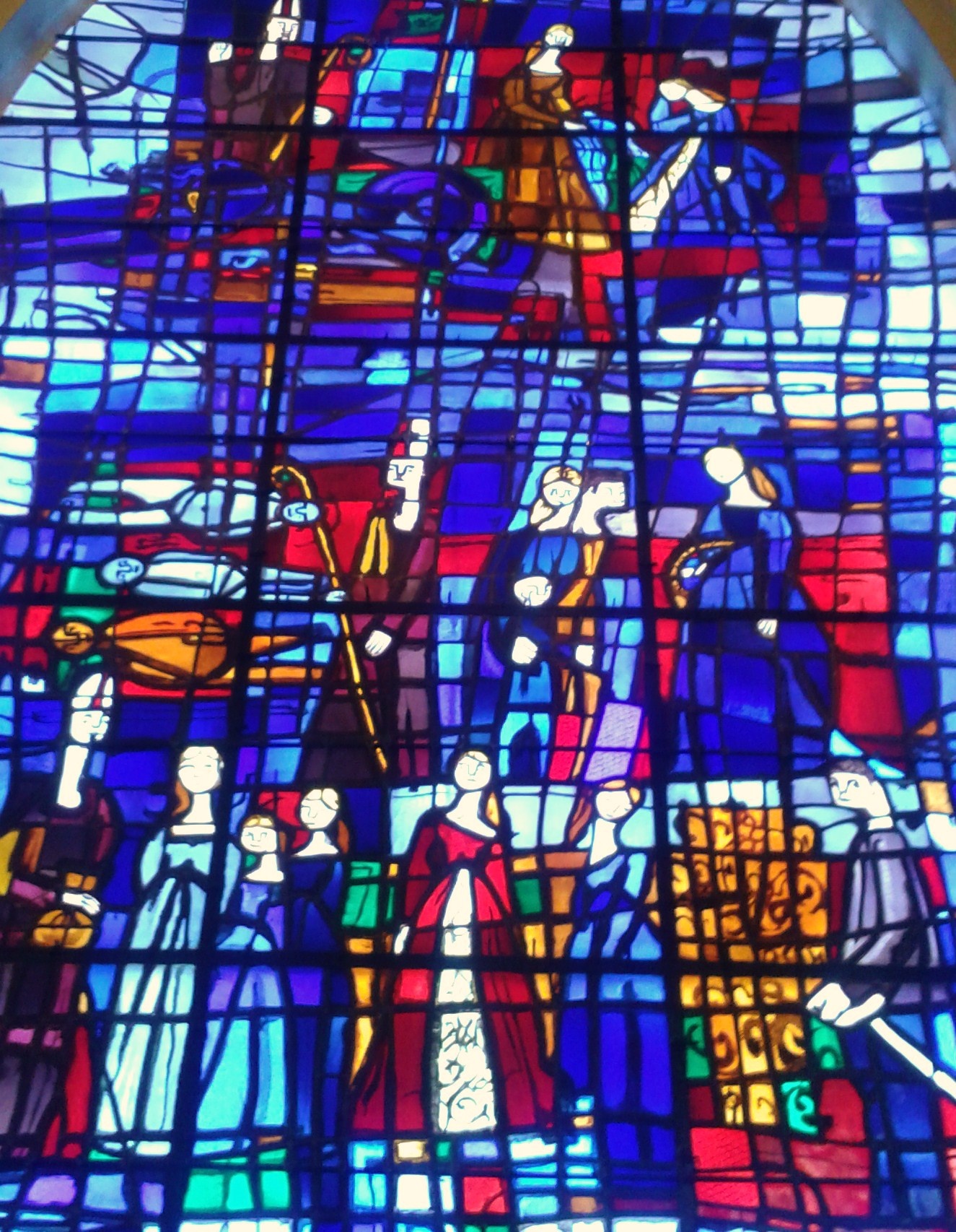 Un vitrail avec plein de saints